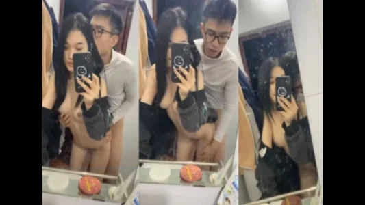 Cặp đôi sinh viên trẻ địt nhau trước gương