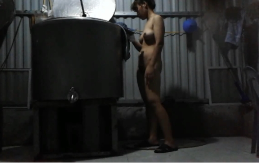 Secretly filmed the neighbor taking a shower at night