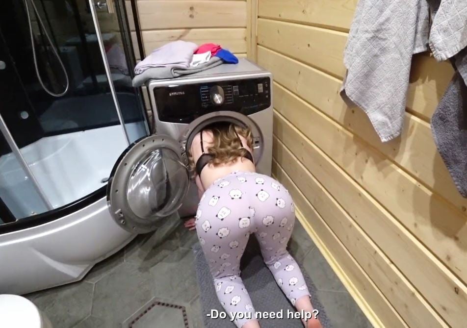 Mijn stiefzus neuken die met haar kont in de wasmachine bleef steken