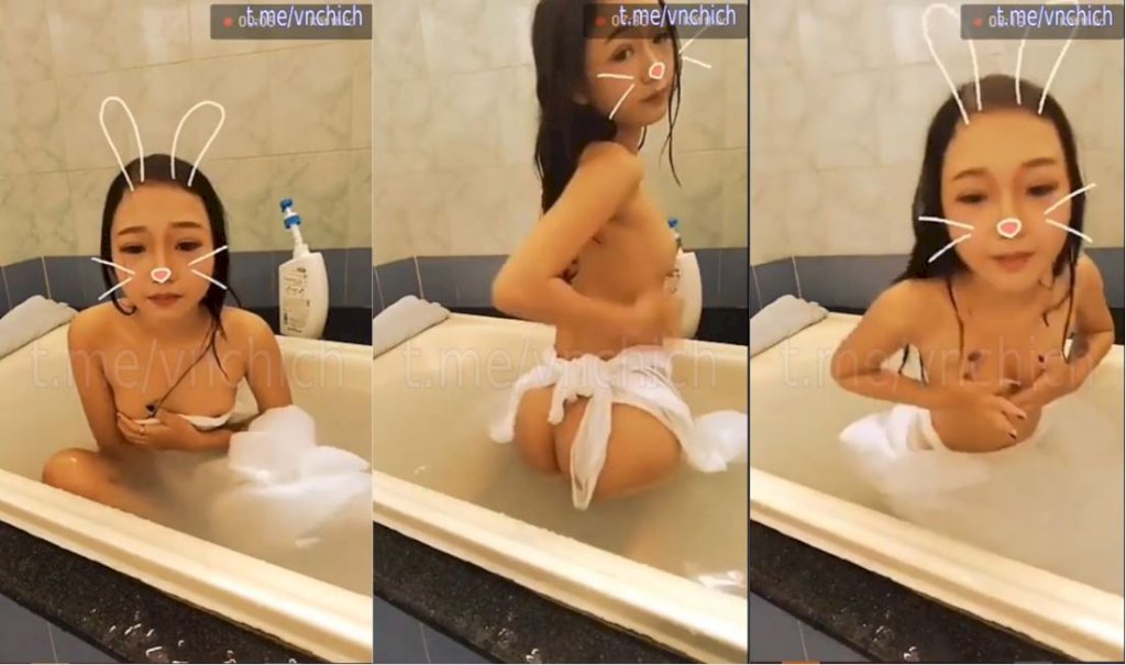 剪辑显示年轻学生在洗澡时炫耀她的商品