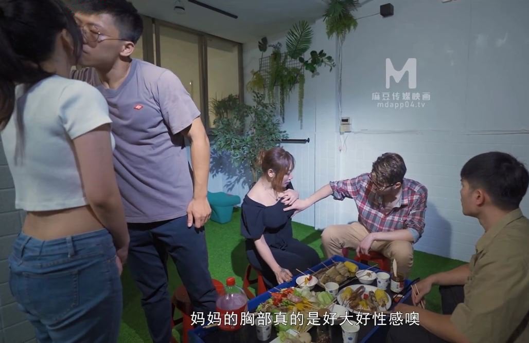Families gather for group sex on Mid-Autumn Festival night
