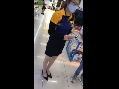 Secretly filmed under the skirt of an employee at Dien May Xanhhhh