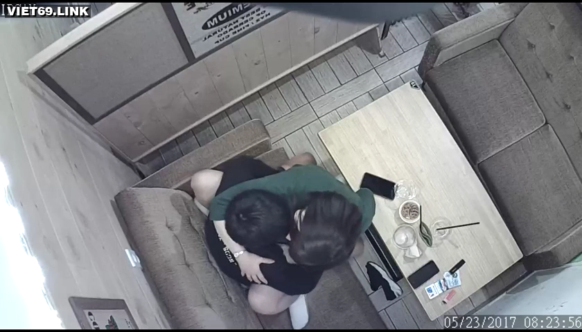 La cámara grabó la puta escena en la tienda de té con leche.