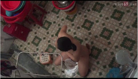Film porno vietnamiti che filmano segretamente ragazze che fanno il bagno