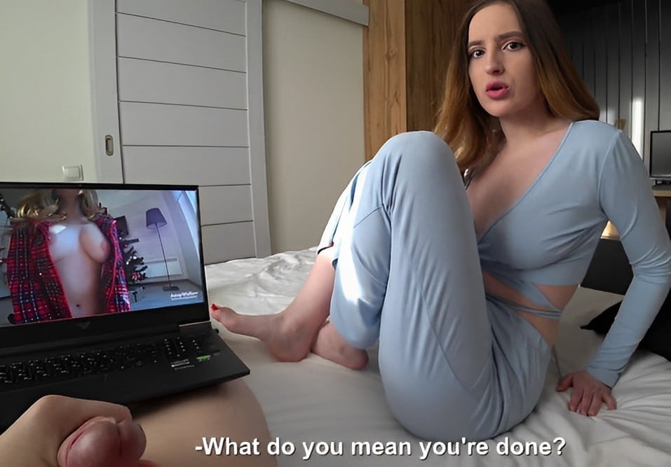 Üvey kız kardeşimin yanında uzanıp elle çalıştırılan bir seks videosu oynatırken bana yardım etti...