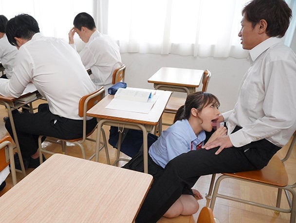 Namorada safada entrou furtivamente na sala de aula para chupar o pau do namorado