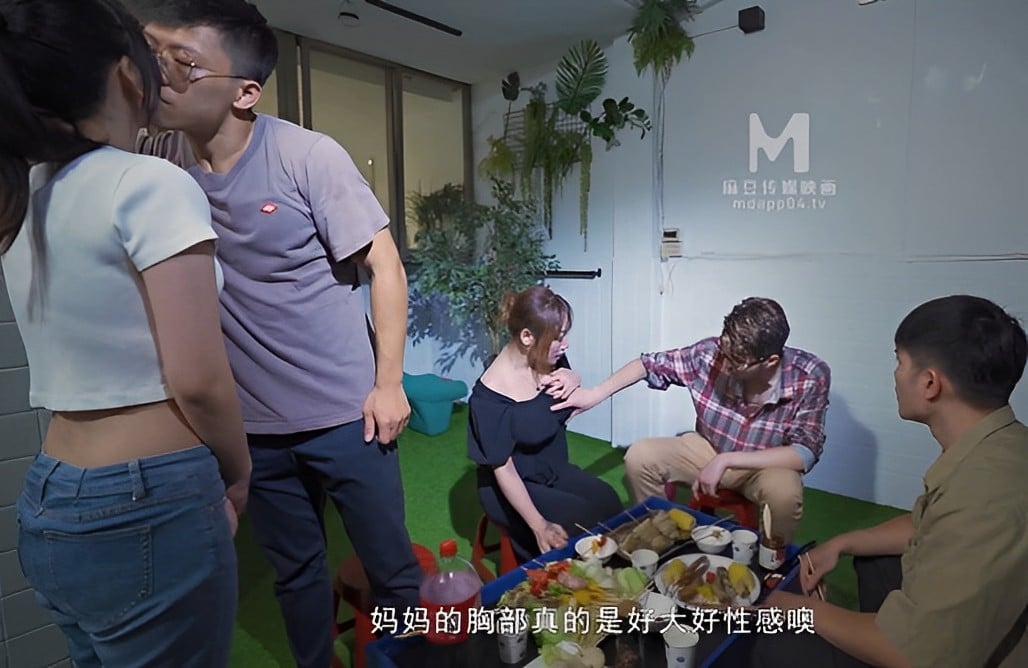 During the Mid-Autumn Festival, families gather and have group sex