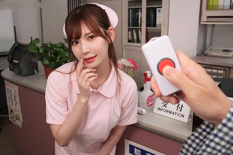 Trasforma l'infermiera Tsumugi Akari in intrattenimento