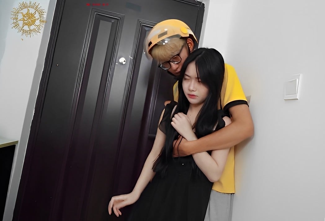 Drunk young mistress has sex with the shipper
