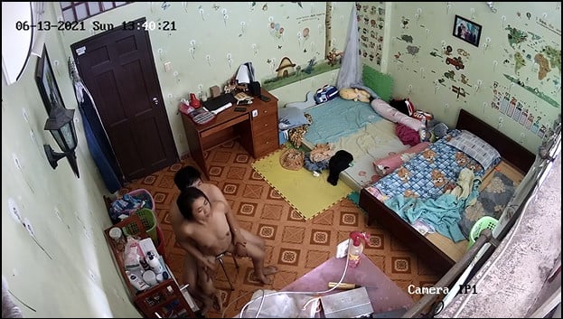 Caméra de chambre piratée, couple baisant dans différentes positions