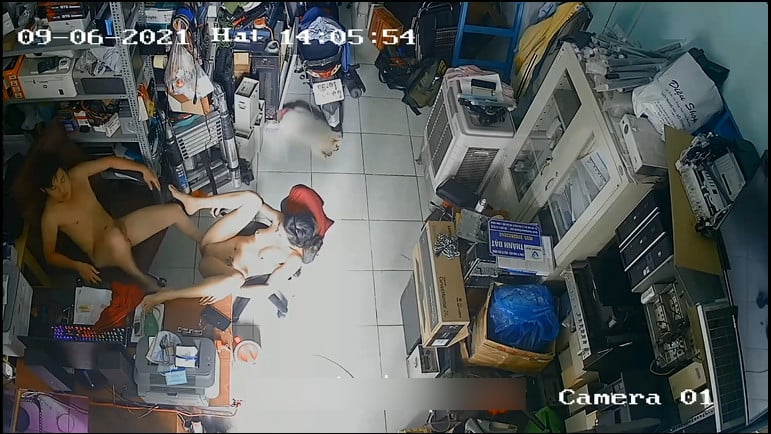 Man en vrouw neuken elkaar in een computerwinkel