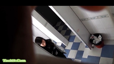 Filmage secret des toilettes étudiantes au Japon