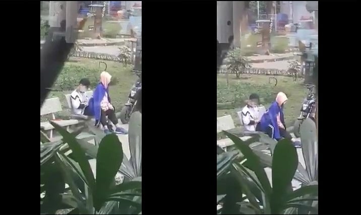 Dalawang teenager na babae na naglalaro ng bouncer sa Tuoi Tre Park