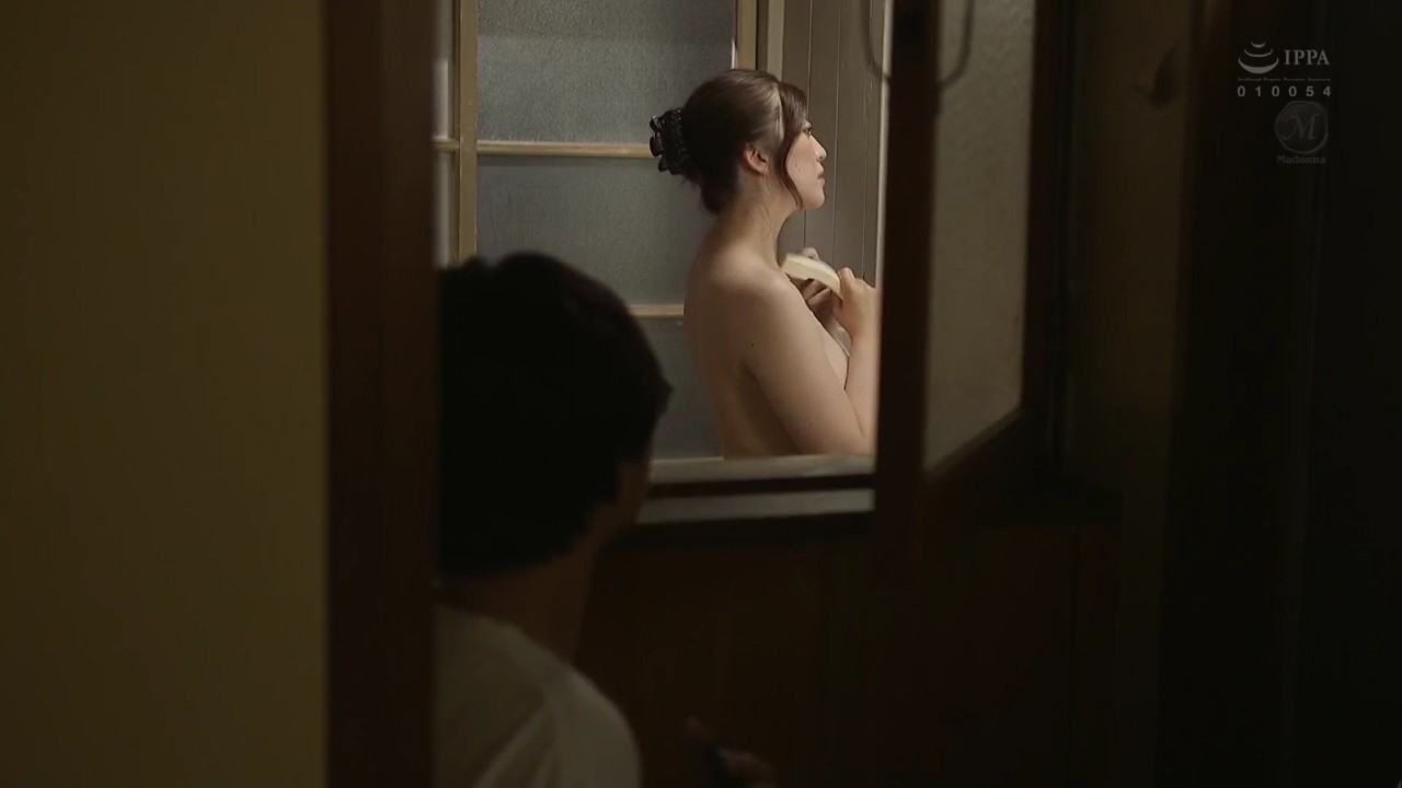 Con trai rình mẹ tắm