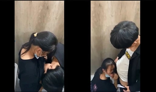 Zwei Teenager-Mädchen lutschen sich gegenseitig auf der Toilette