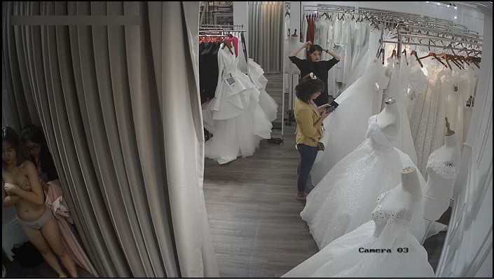 Menggodam kamera kedai pakaian pengantin