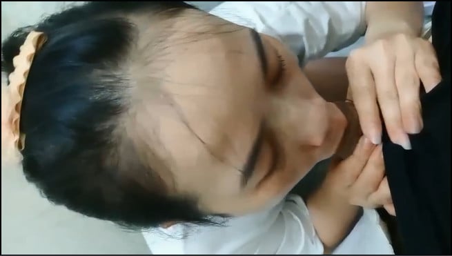 Quang Nam-Mädchen lutscht ihrem Freund heimlich im Badezimmer einen