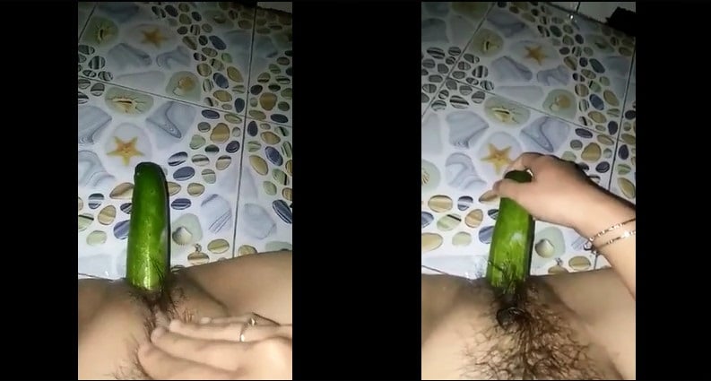 Midden in de nacht masturbeer ik met komkommer