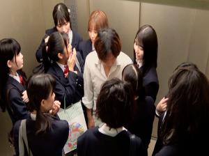 May mắn được mắc kẹt trong thang máy cùng 10 em gái xinh May mắn được mắc kẹt trong thang máy cùng 10 em gái xinh