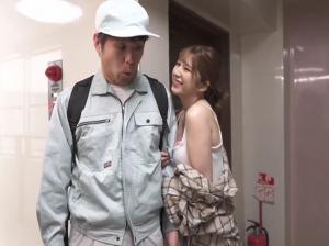 Cô chủ nhà thân thiện và anh sửa ông nước may mắn Cô chủ nhà thân thiện và anh sửa ông nước may mắn
