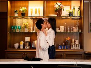 Đi làm thêm rồi vụng trộm với trai trẻ vì thiếu thốn Đi làm thêm rồi vụng trộm với trai trẻ vì thiếu thốn