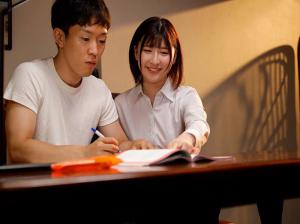 Nữ gia sư bị gài bẫy biến thành búp bê tình dục cho gia đình biến thái Nữ gia sư bị gài bẫy biến thành búp bê tình dục cho gia đình biến thái