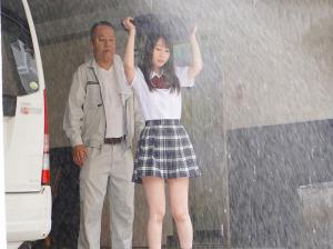 Cô học sinh ngây thơ bị ông bảo vệ hiếp dâm vào ngày mưa gió