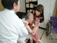 Để vợ ở nhà chăm sóc bố chồng và cái kết