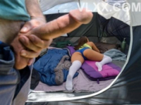 En camping ensemble, un jeune homme a baisé la femme de son voisin
