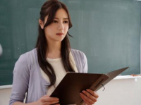 Guru perempuan muda Miu Shiromine sangat bernafsu