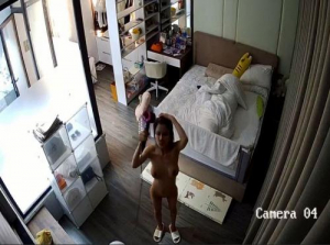 Câmera hackeada de esposa com seios grandes e jovem marido brincando com brinquedos e depois fazendo sexo no quarto