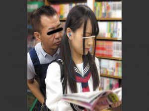 Scopa una studentessa nella biblioteca della scuola senza gemere ad alta voce