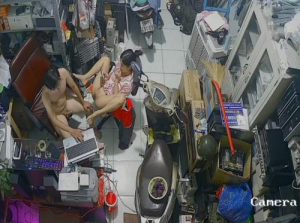 Caméra piratée de la femme de Dong Thap en train de baiser dans un magasin frigorifique - 2 - Viet69