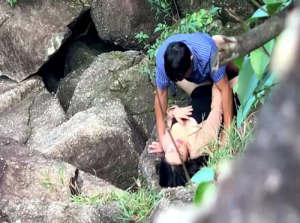 Filmé secrètement un couple passionné se baisant près du ruisseau - Viet69