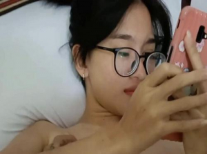 Fille aux cheveux longs et aux lunettes sucée et sucée et gémit joyeusement après avoir sucé - Viet69