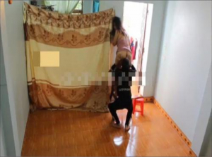 La sorella del vicino non indossa biancheria intima e chiede al fratello minore di sistemare la casa - Viet69