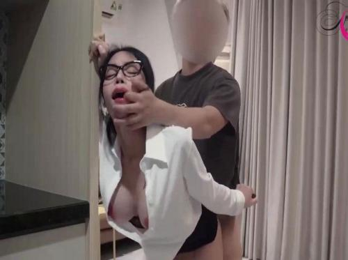 Vietnamese seksfilm waarin een secretaresse met haar baas op zakenreis gaat en bedekt raakt met sperma