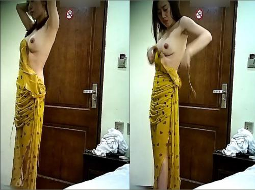 Check hàng em gái chân dài phố cổ - Viet69