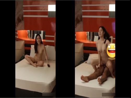 Ein Student reitet auf einem Pferd, während er einen Film sieht – Viet69