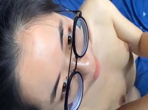 La chica de gafas chupó y tragó suavemente todo el semen - Viet69