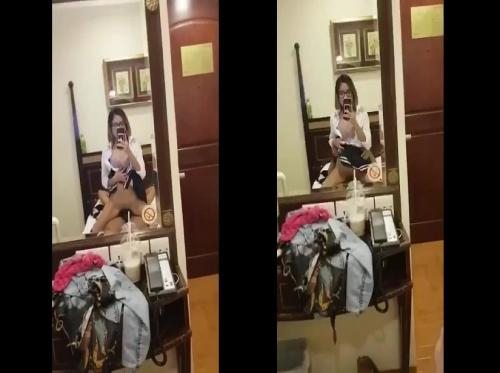 Menina de óculos vestida como uma colegial se filma andando a cavalo na frente do espelho - Viet69