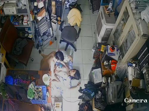 Telecamera hackerata della moglie di Dong Thap che fa sesso in un negozio di refrigerazione - 1 - Viet69