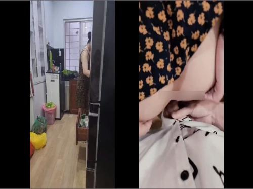 Lén lút doggy em trong bếp lúc qua nhà chơi - Viet69