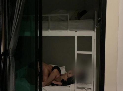 Sie wird in ihrem Zimmer gefickt, während ihre beste Freundin auf dem obersten Bett schläft – Viet69