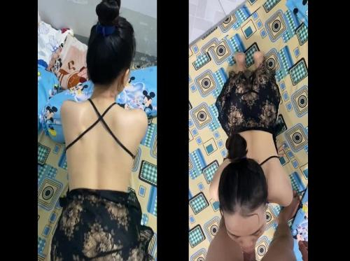 Saat doggy menikmatinya, dia menarik keluar dan membuatnya menghisap - Viet69