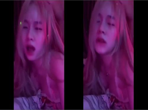 Blond na batang babae na naghuhubad pagkatapos ng flight - Viet69