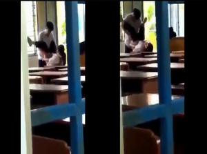  Duas crianças brincam secretamente na sala de aula