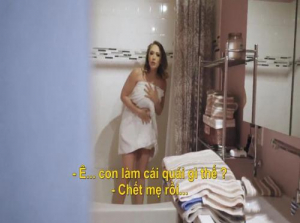  Junger Mann wirft einen Blick auf seine Stiefmutter in der Dusche, um zu masturbieren