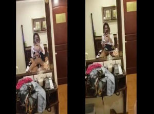 Gadis berkaca mata berpakaian pelajar sekolah merakamkan dirinya menunggang kuda di hadapan cermin - Viet69