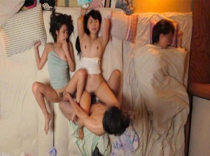 DOCP-206 Lustvoller jüngerer Bruder fickt drei ältere Schwestern im Schlaf